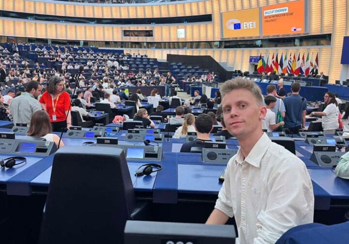 Ung man framför Euparlamentet