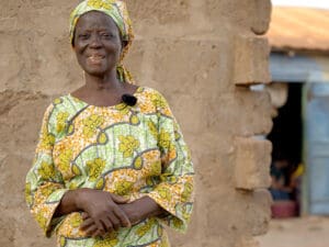 Äldre kvinna i Ghana skrattar