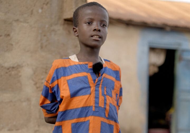 Pojke i Ghana blickar allvarsamt bortåt