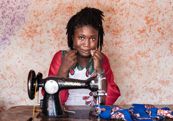 Ung kvinna sitter vid en symaskin