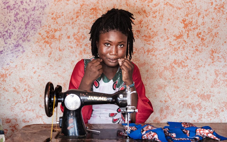 Ung kvinna sitter vid en symaskin