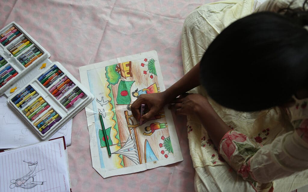 Flicka ritar man ser uppifrån