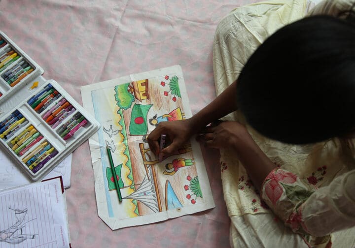 Flicka ritar man ser uppifrån