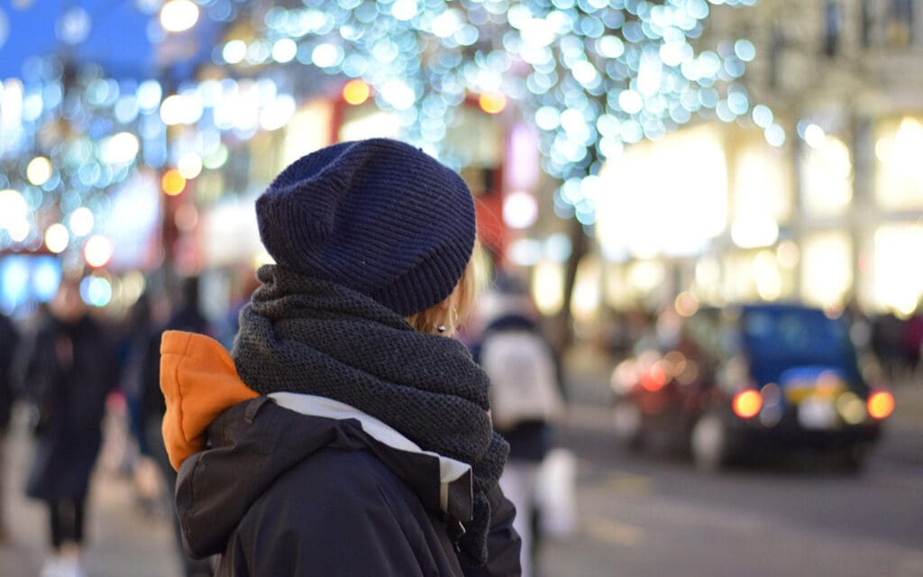 ensam ungdom blickar in mot julig stad