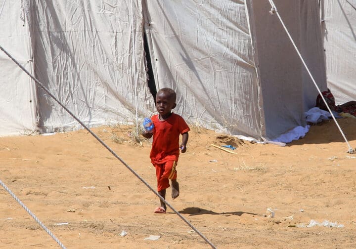 Barn utanför tält i Sudan.