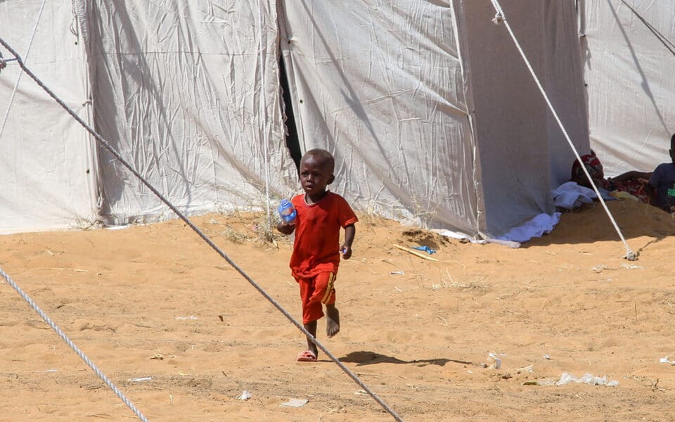Barn utanför tält i Sudan.