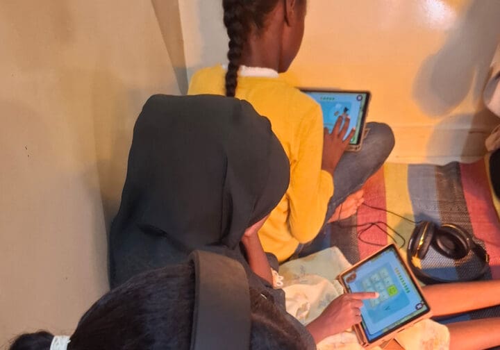 Barn som tittar på en läsplatta.