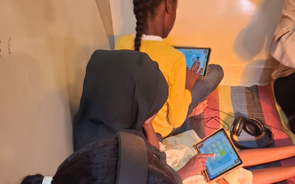 Barn som tittar på en läsplatta.