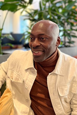 Man i vit jeansjacka