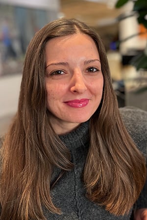 Kvinna ler mot kameran