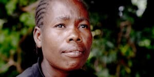 Kvinna blickar i fjärran