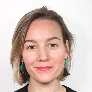 Kvinna med page och bruna ögon ler