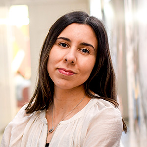 Kvinna tittar in i kameran seriöst.