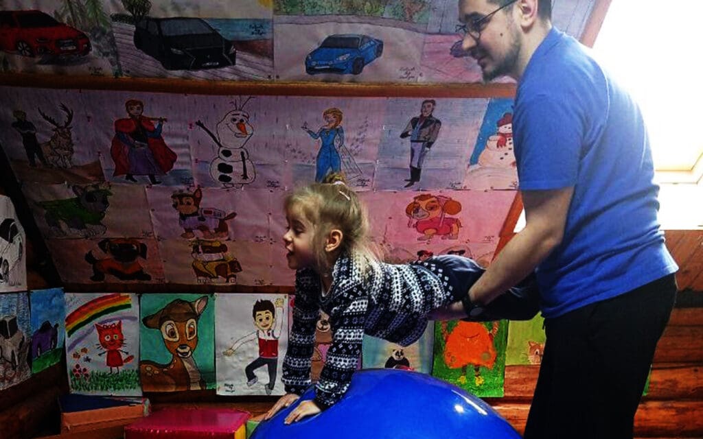 flicka lyfts upp ovanför en studsboll