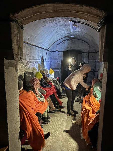 Människor i skyddsrum i Ukraina