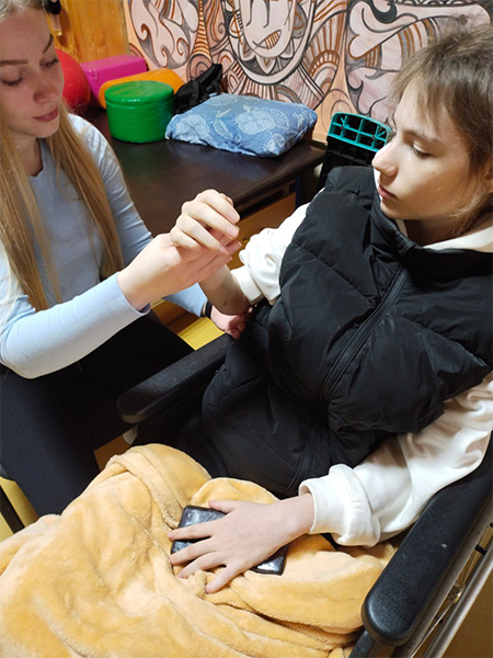 flicka genomgår rehabilitering