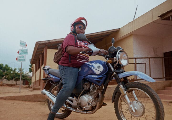 Barnmorska på motocykel i Togo
