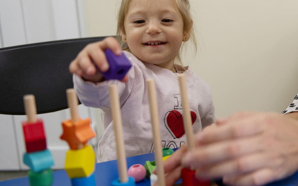 glatt barn bygger med klossar