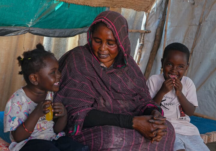 Mamma med två barn i ett tält i Sudan