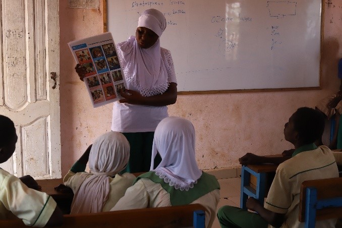 ung kvinna i ghana föreläser om SRHR för andra unga kvinnor