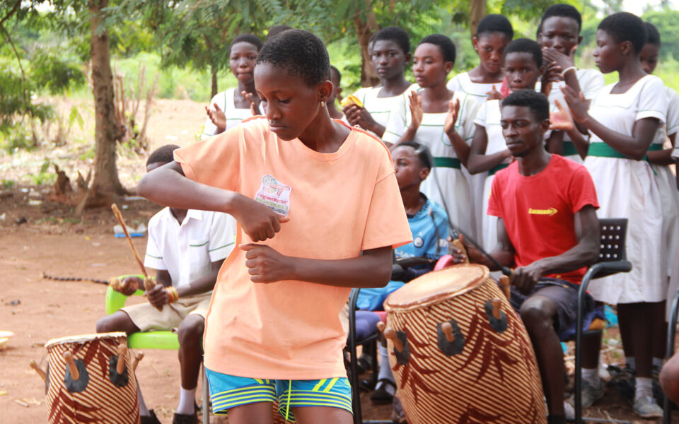 flicka dansar vid en barnrättsklubb i ghana