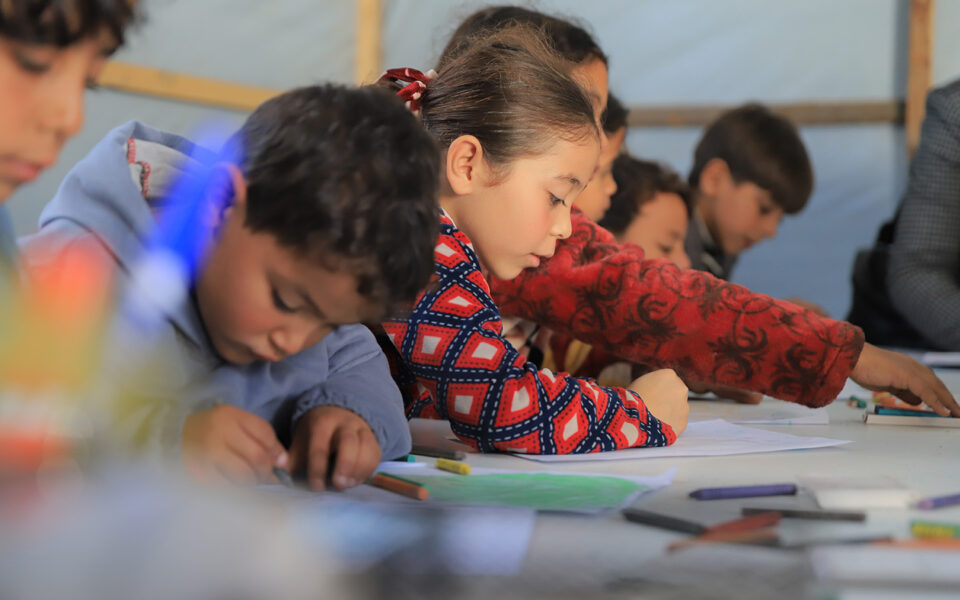 barn får undervisning i tillfälliga klassrum i tältläger i gaza