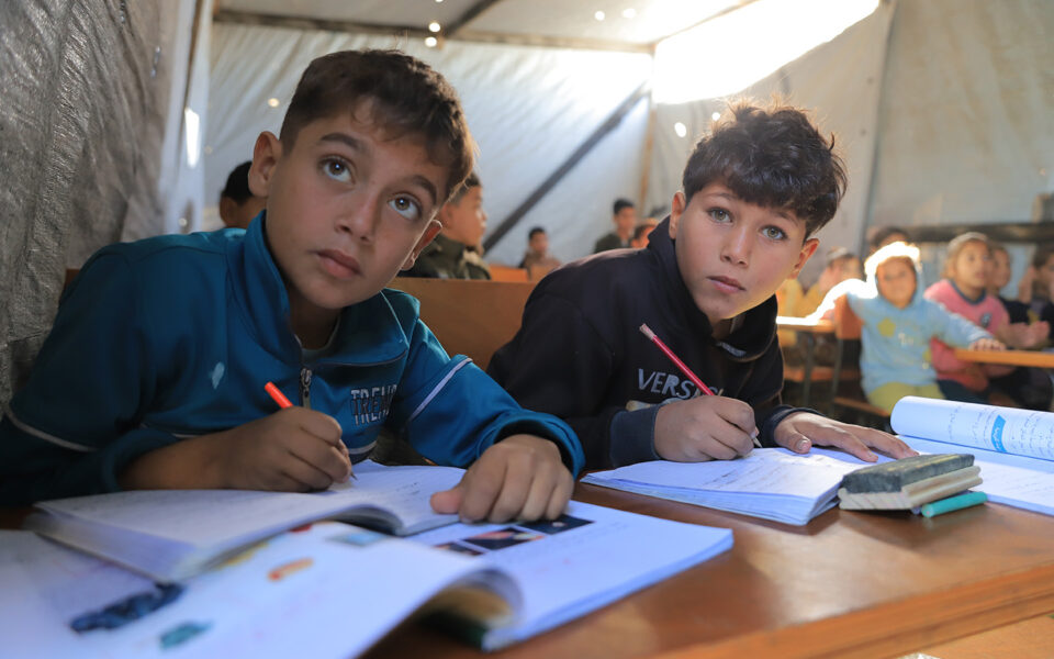 två pojkar i ett tillfälligt klassrum i gaza