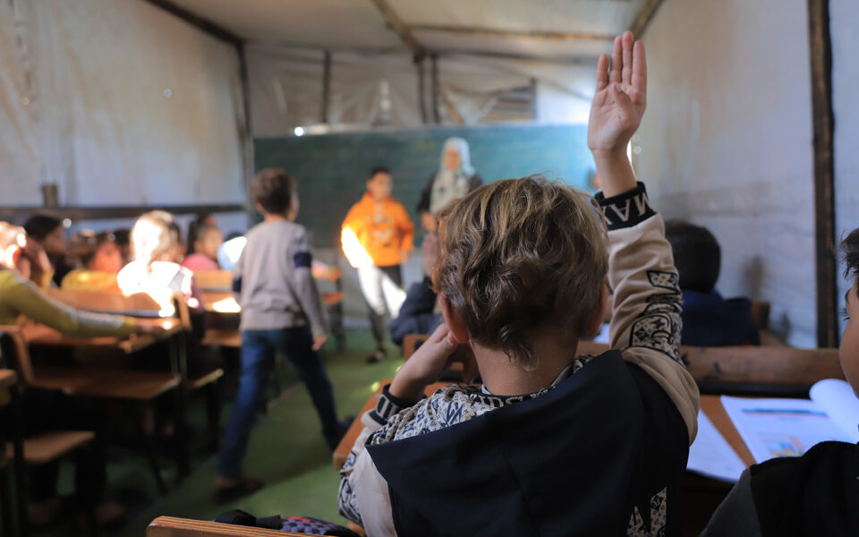barn i ett tillfälligt klassrum bakifrån