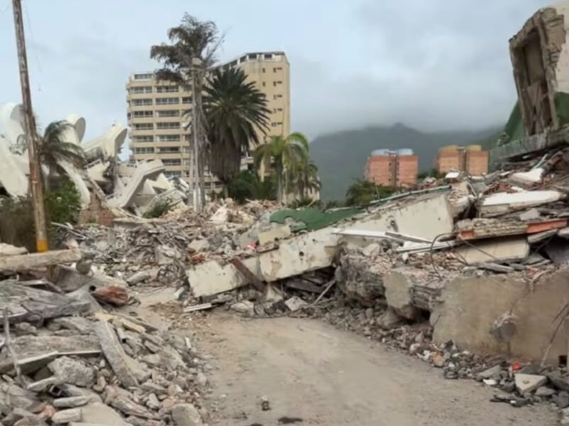Förstörd byggnad efter jordbävning i Venezuela.