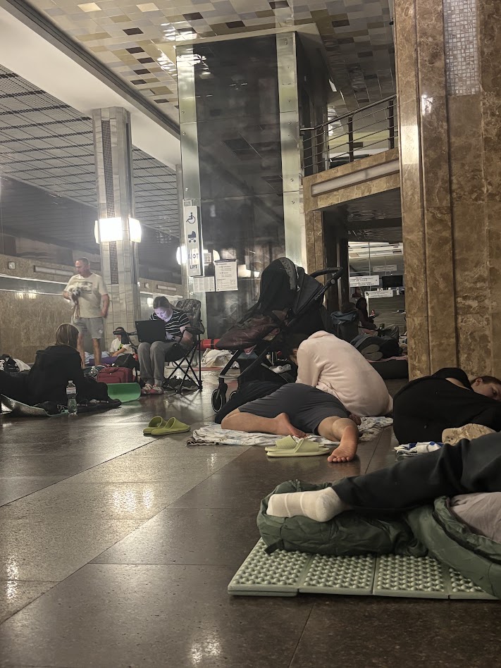 människor tar skydd i tunnelbanestation i kiev i samband med missilattack