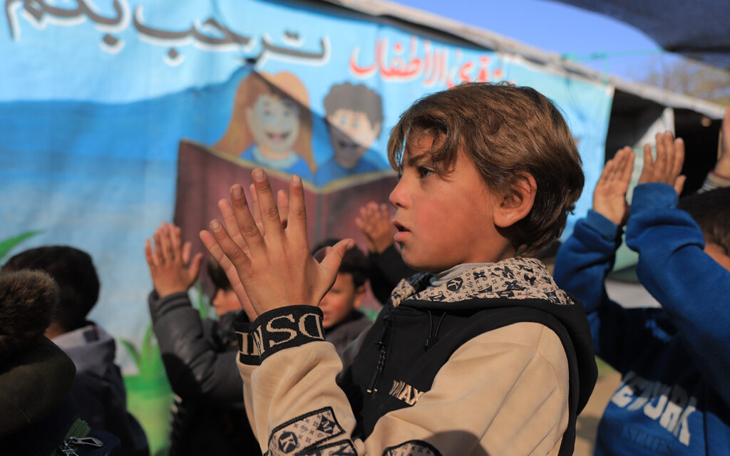 pojke klappar händerna i lärcenter i gaza
