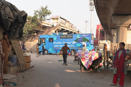 blå buss i utsatt miljö i indien