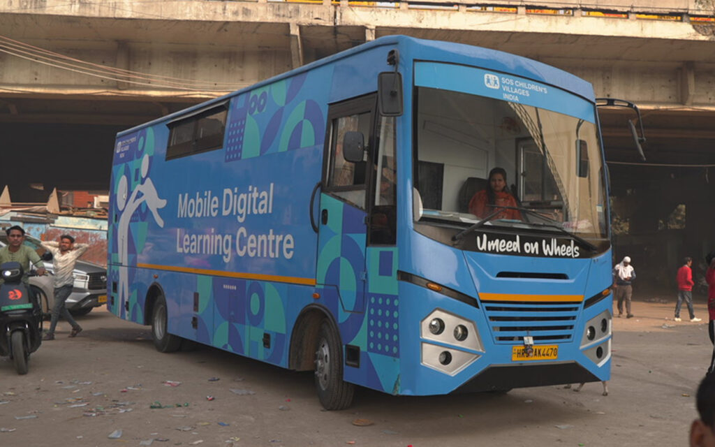 en blå buss märkt mobile digital learning centre