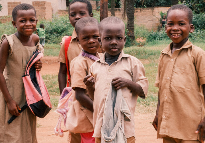 några barn på en skolgård i togo