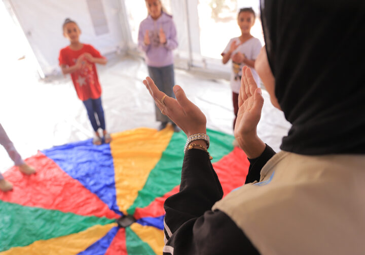 tältläger i gaza där barn deltar i aktivitet för mental hälsa