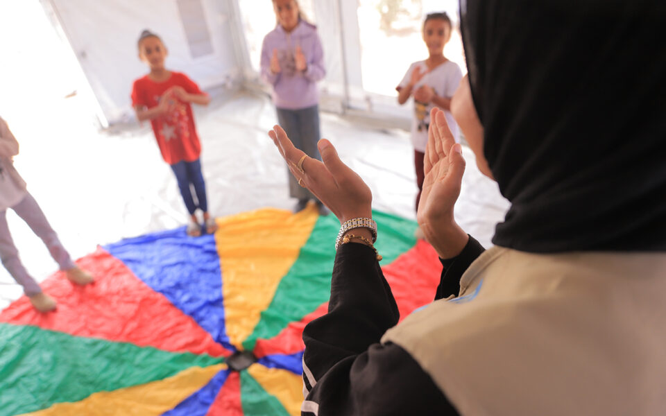 tältläger i gaza där barn deltar i aktivitet för mental hälsa