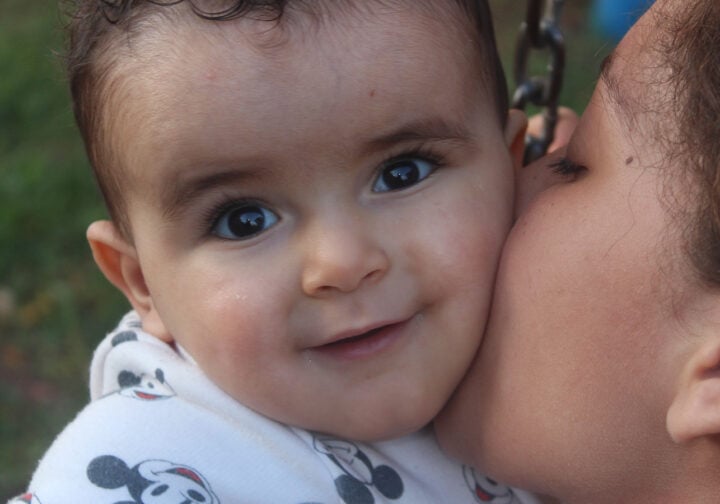 Baby med glad blick hos sin SOS-mamma