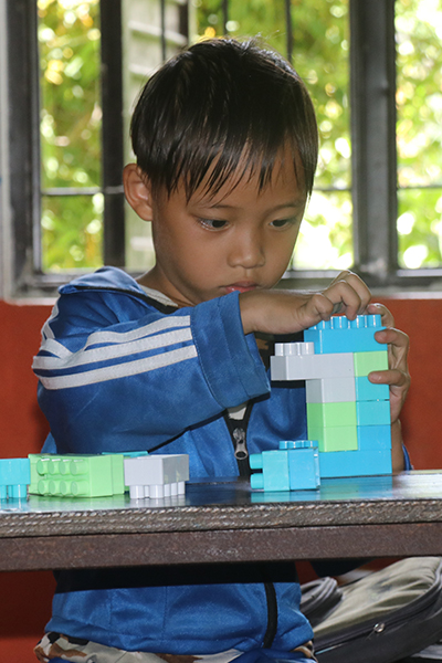 Pojke i Nepal bygger med lego