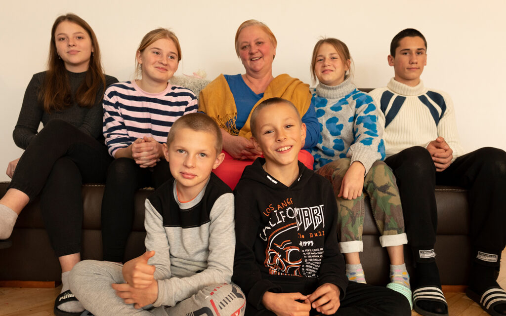 familjebild med en mamma och sex barn