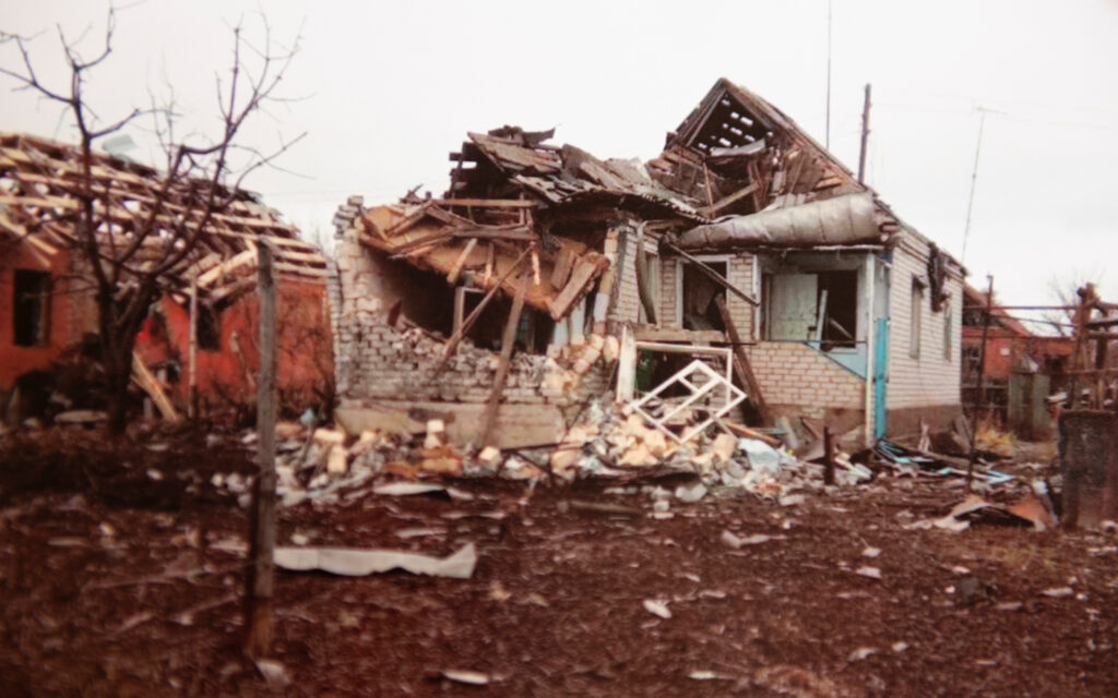 Raserat hus i Ukraina